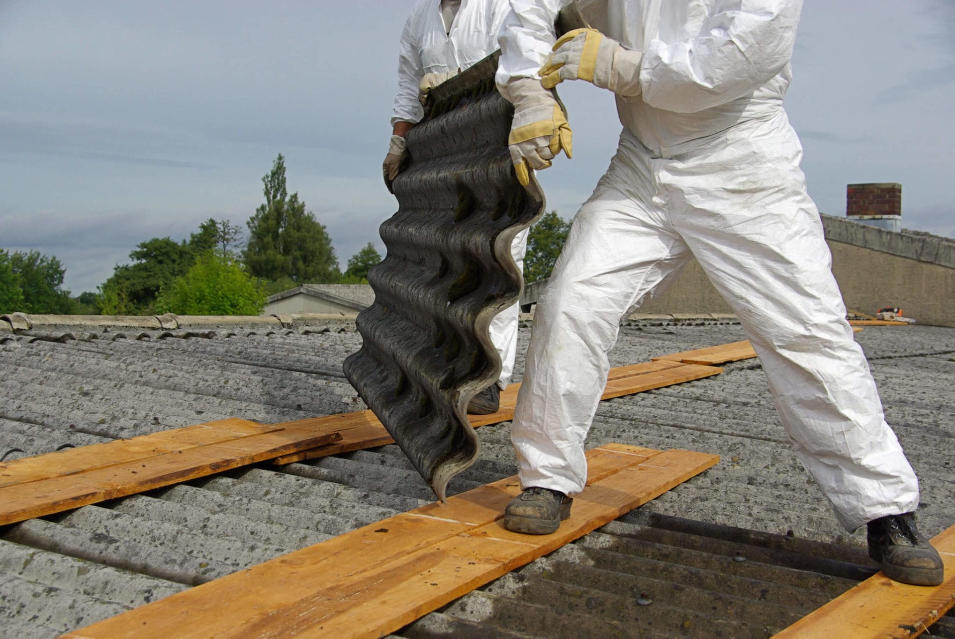Roof demoliion of corrugated board, asbestos