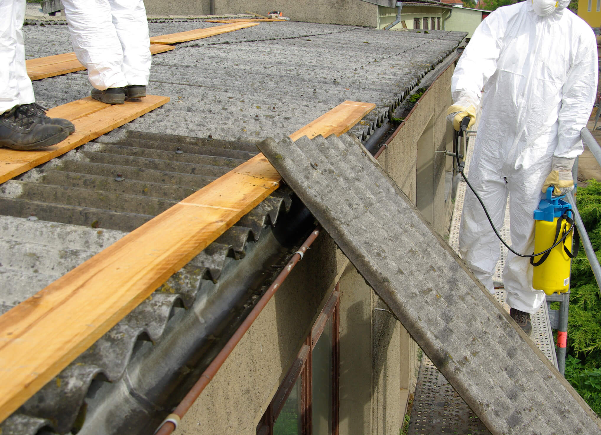 Asbestos, dangerous work on the roof